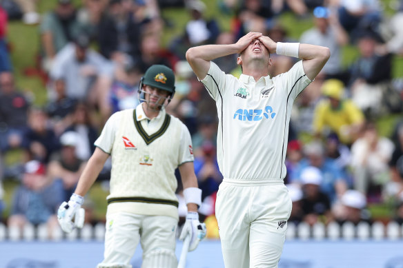 Steve Smith edged Matt Henry for two boundaries in his first over.