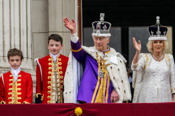 Kral III.Charles ve Kraliçe Camilla, Kral III.Charles'ın taç giyme töreni sırasında Buckingham Sarayı balkonunda el sallıyor.