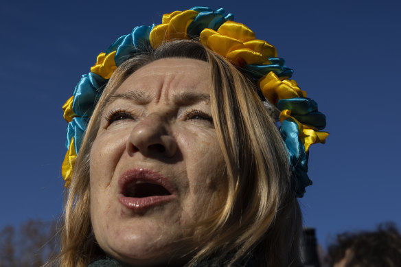 A Kherson woman sings the Ukrainian national anthem after Ukrainian forces retook the city.