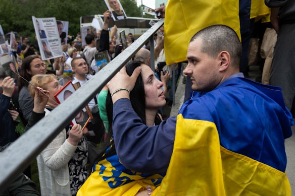 Olena and her husband Oleksandr Negyr embrace after his release from a Russian prison after 22 months.