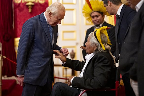 Raja Charles bertemu kembali dengan kepala adat Brasil Raoni Metuktire dalam sebuah resepsi di London.