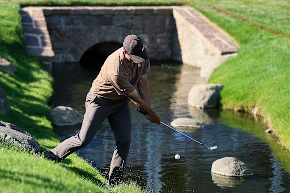 Adam Scott hits a chip shot on the 18th hole.