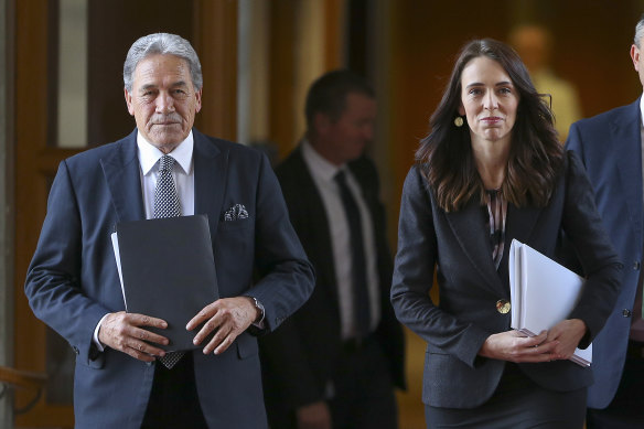 Winston Peters, 2020'de Başbakan Jacinda Ardern ile birlikte.