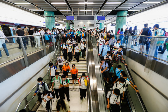 School students returning to Shenzhen from Hong Kong on Thursday afternoon. 