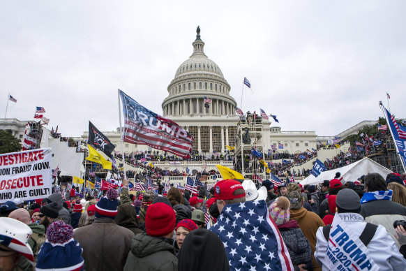 Başkan Donald Trump'a sadık isyancılar, 6 Ocak 2021'de Washington'daki ABD Kongre Binası'nda miting yapıyor.
