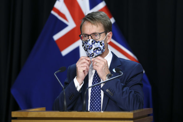 NZ Director-General of Health Dr Ashley Bloomfield puts a face mask on during a press conference on Friday.