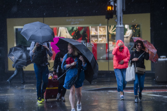 A severe weather warning has been issued for damaging winds and heavy rain in Sydney.