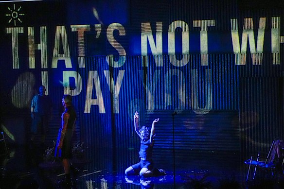 Exxy é cheio de exageros e absurdos alegres. 