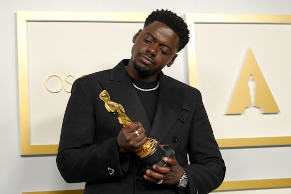 Daniel Kaluuya, with the Oscar he won in 2021 for Judas and the Black Messiah.
