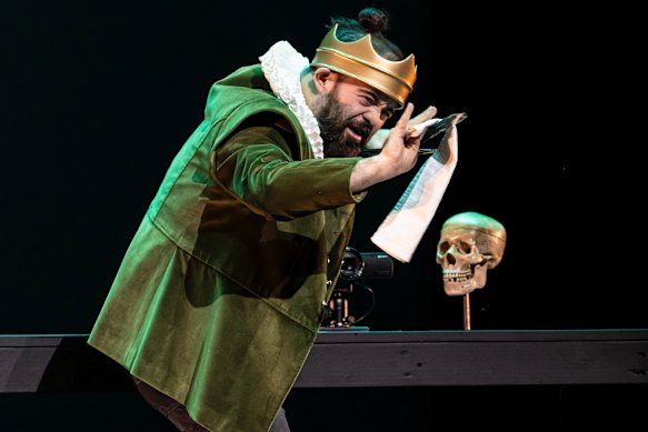 Shakespeare’s story of a troubled Danish prince is reimagined in Teatro La Plaza’s Hamlet. 
