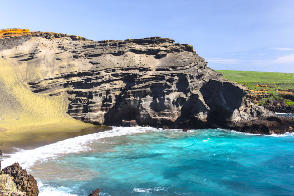 火山橄榄石晶体给Papakolea海滩绿色色调。