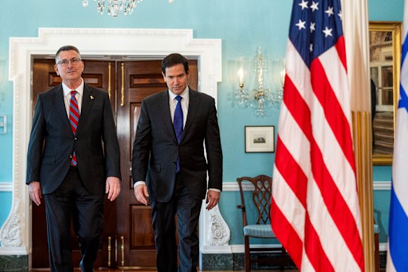Menteri Luar Negeri AS Marco Rubio, kanan, dengan Menteri Luar Negeri Israel Gideon Saar di Departemen Luar Negeri di Washington pada hari Rabu.