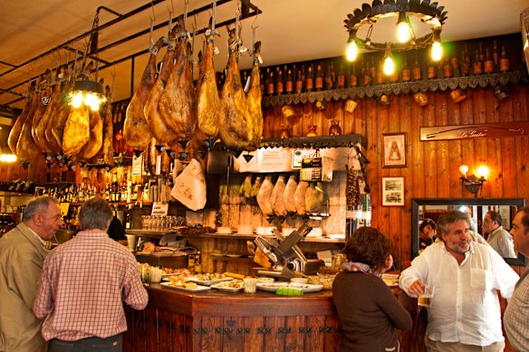Patrons at Casa Valles Restaurant, San Sebastian.