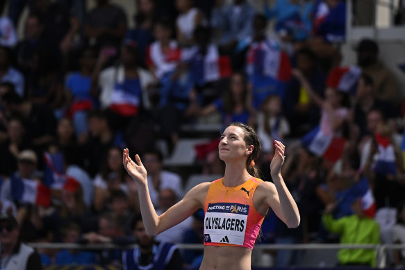 Nicola Olyslagers salutes the crowd at Stade Charlety in Paris.