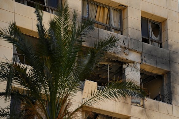 Segni di esplosione sulla facciata dell'edificio incentrato su una stanza d'angolo al quarto piano.