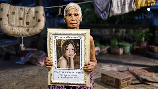 Pud Boonsert piange sua nipote. Foto: Chanakarn Laosarakham / SMH Per la storia di Zach Hope