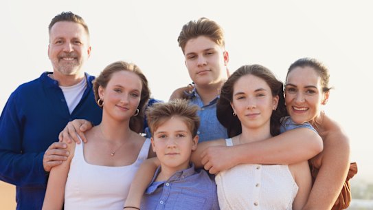 Os filhos de Dominica frequentam a escola no Reino Unido enquanto ela reside na Arábia Saudita.