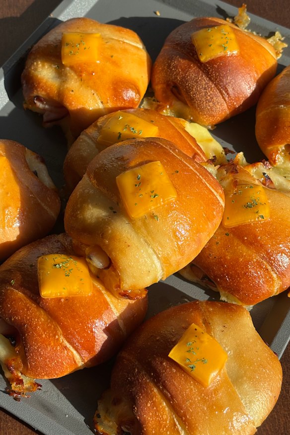 Ham and cheese shiopan.