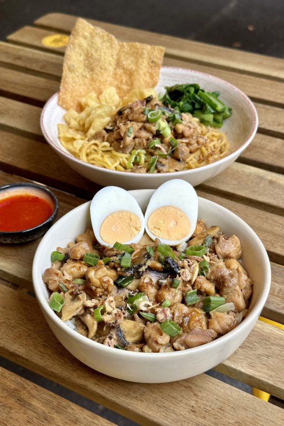Nasi ayam jamur.