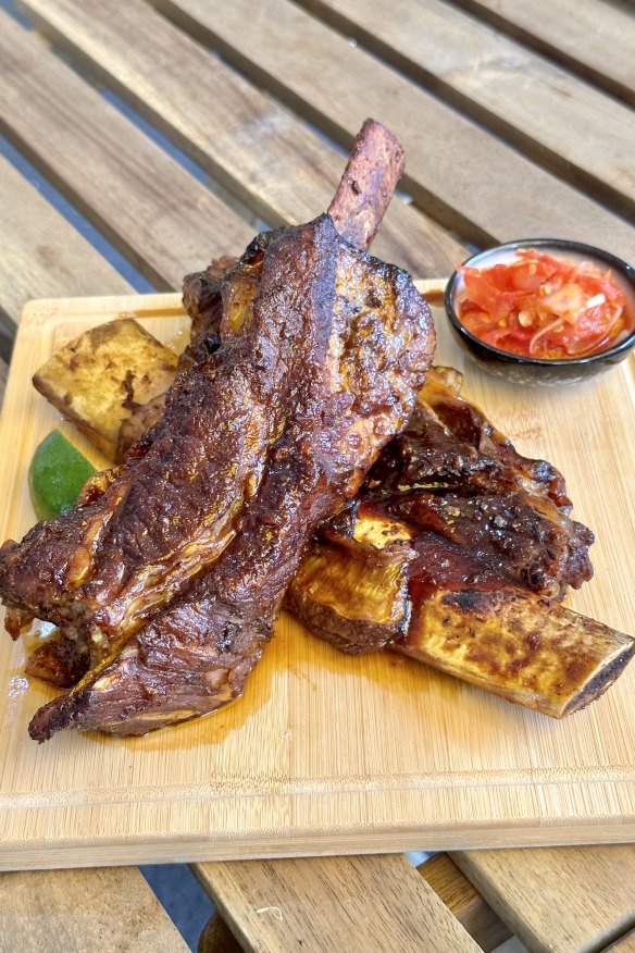 
Iga sapi panggang (grilled beef ribs).