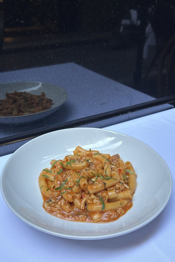Macaroni with chilli garlic mud crab.