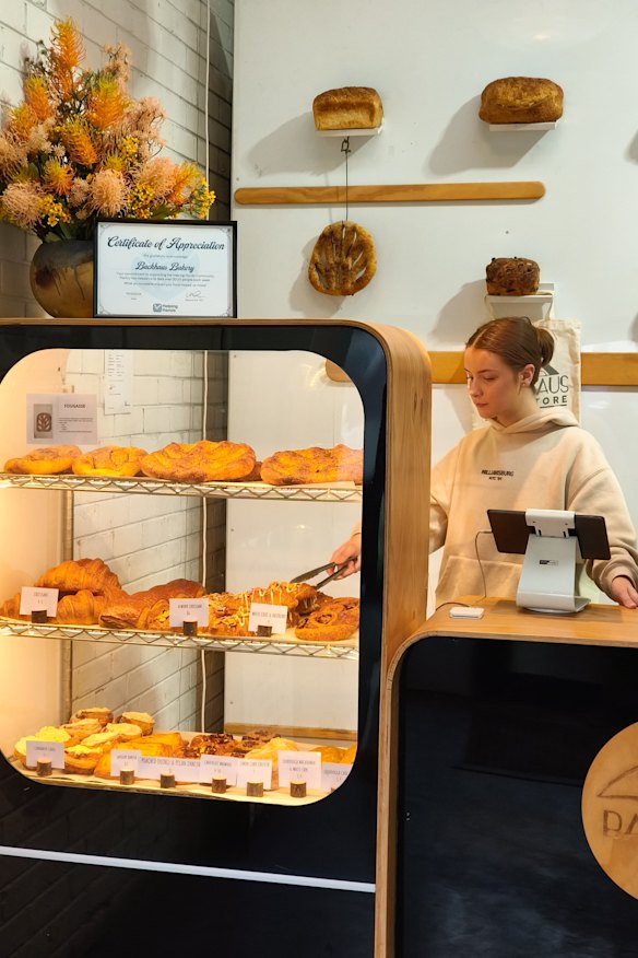 Intro the warehouse, where you can understand the self-old bread, baguettes and more.