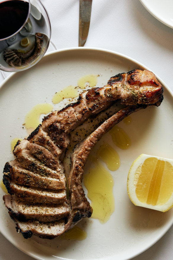 Brizola (grilled pork tomahawk).