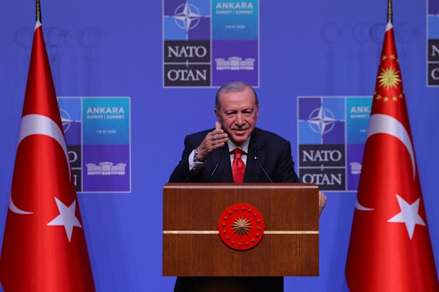 Recep Tayyip Erdoğan, NATO zirvesinde bir basın toplantısında konuşuyor.