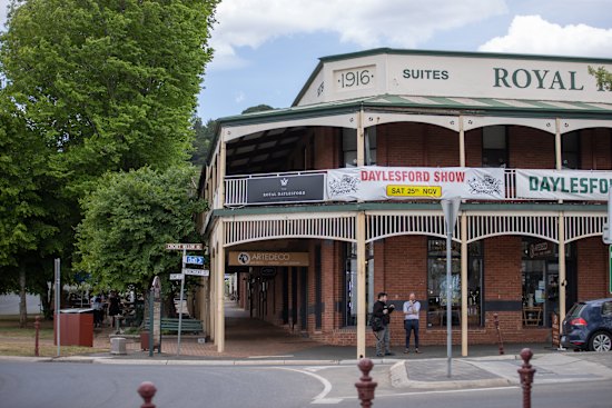 The Royal Daylesford Hotel shows sport and serves pub favourites.