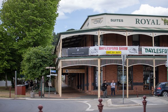 The Royal Daylesford Hotel shows sport and serves pub favourites.