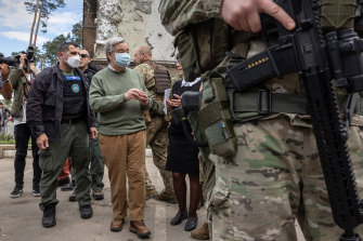 Il segretario generale delle Nazioni Unite António Guterres visita il complesso di appartamenti Irbinski Lipke devastato dalla guerra a Irbin.
