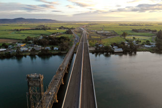 A new bridge over the Clarence River at Harwood, looking north.