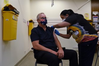 Prime Minister Scott Morrison receiving his COVID-19 booster vaccination on Friday. He said states should step back from controlling residents as vaccination rates continue to rise.