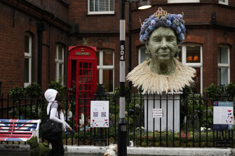 Floral displays pay tribute to the Queen at London's Sloan Club and outside Sloane Square.