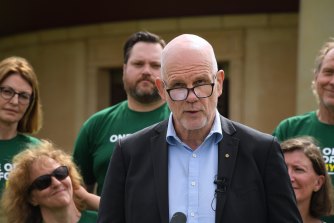 Ketua Nasional Gerakan Republik Australia Peter FitzSimons mengumumkan model baru yang diusulkan di Sydney pada hari Senin.