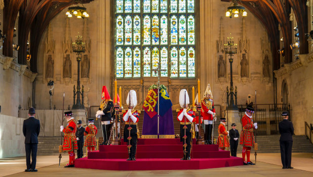Kraliçe II. Elizabeth, Westminster Hall'da eyalette yatıyor.
