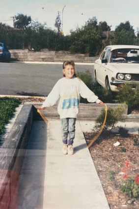 A childhood Zoë rocks the ’80s trifecta of oversized sloppy joe, 
acid-wash denim and skipping rope.