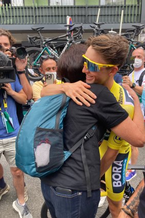 Wearing the Tour de France yellow jersey, Jai Hindley is congratulated by his mum, Robyn.