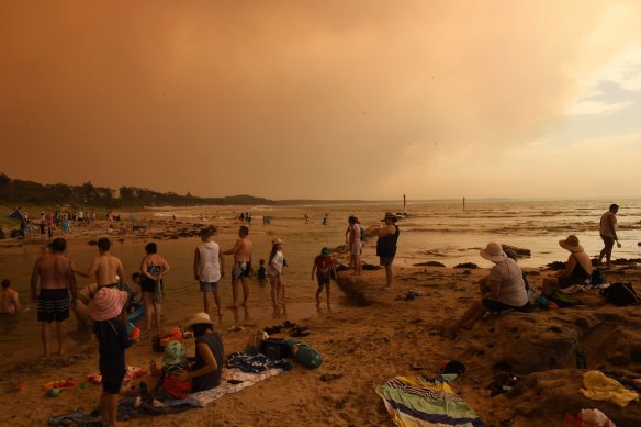 Holidaymakers at Currarong in Jervis Bay on the NSW South Coast watch as a huge bushfire approaches in December 2019.