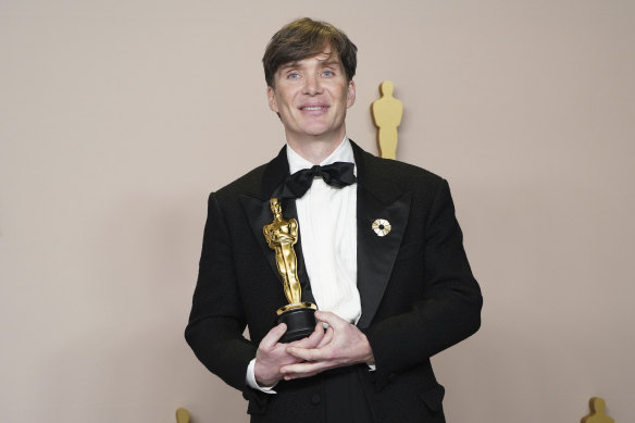 Cillian Murphy with his best actor award.