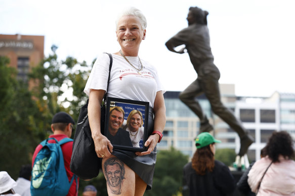 A fan pays tribute to Shane Warne ahead of his state memorial service.