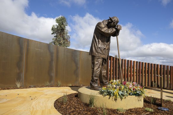 The work, “Catching a breath on the firefront”, by Andrew Poppleton of Melbourne’s Meridian Sculpture, was unveiled on Friday.