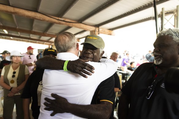 Djawa Yunupingu embraces Albanese after his keynote speech. 