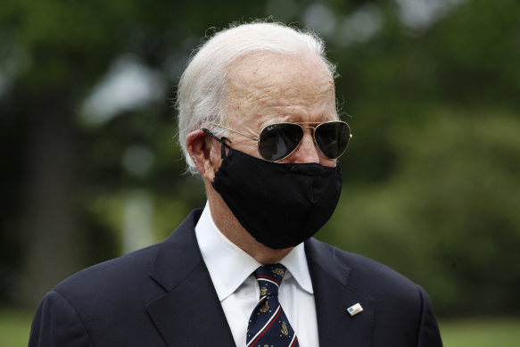 Democratic presidential candidate Joe Biden wore a mask as he laid a wreath on Memorial Day.