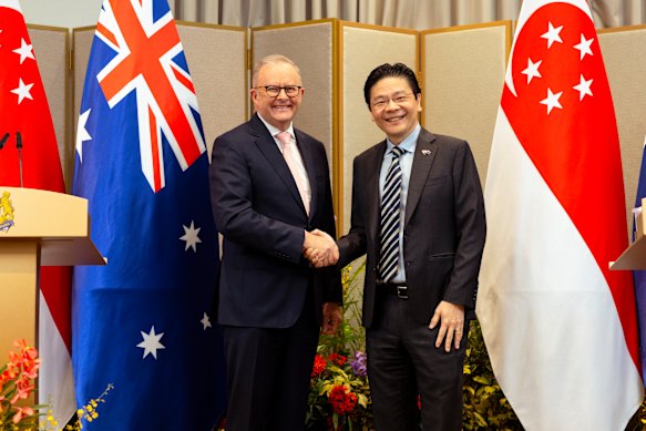 Anthony Albanese with Singaporean Prime Minister Lawrence Wong.