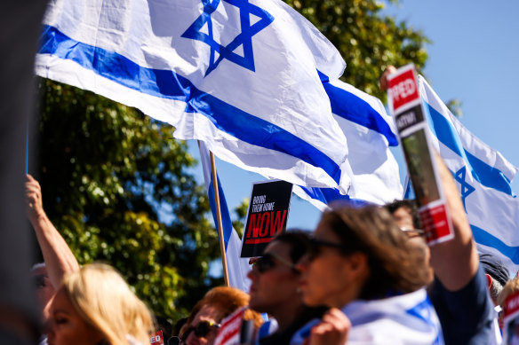 Сторонники Израиля присутствуют на митинге солидарности с жертвами и заложниками в воскресенье в Мельбурне.