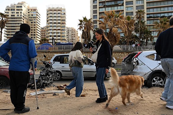 أصابت الضربة أيضًا حوالي 30 شخصًا نازحًا في الكورنيش في الرملة البيضاء في بيروت.