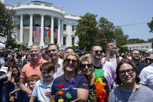 İnsanlar, Cumartesi günü Beyaz Saray'ın Güney Çimenliğinde düzenlenen Onur Ayı kutlamasında Başkan Joe Biden'ın konuşmasını dinliyor.