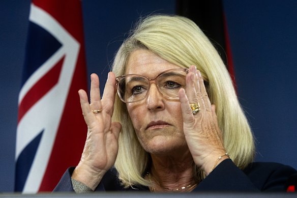 La ministra de policía, Yasmin Catley, no estaba en el coche en ese momento.