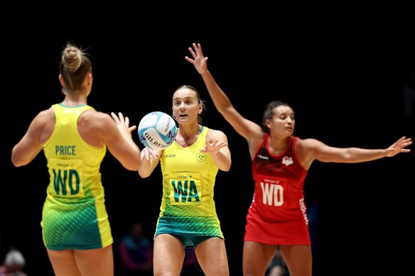 Liz Watson of Team Australia passes the ball.